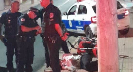Motociclista Bate Em Poste Próximo De Balada Em Popular Bairro De São Roque E É Socorrido Em Estado Grave