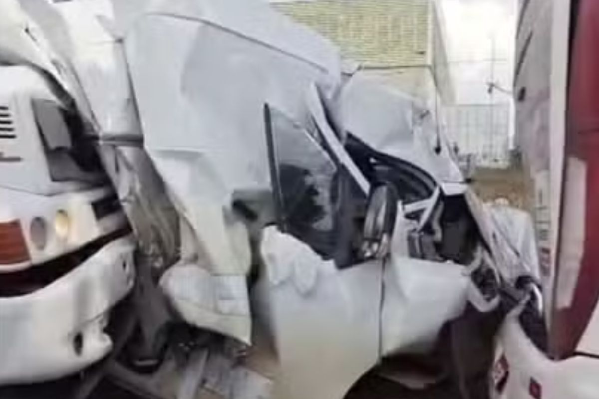 Acidente Impresionante Em Sorocaba Van É Esmagada Por Carreta E Ônibus