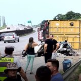 Carreta Contêiner Tomba E Esmaga Carro Com Três Pessoas Na Praia Grande&Amp;Lt;Div Class=&Amp;Quot;Medium-Centered Subtitle&Amp;Quot; Style=&Amp;Quot;Box-Sizing: Inherit; Margin-Top: 16Px; Margin-Right: Auto; Margin-Left: Auto; Padding: 0Px; Border: 0Px; Font-Variant-Numeric: Inherit; Font-Variant-East-Asian: Inherit; Font-Variant-Alternates: Inherit; Font-Variant-Position: Inherit; Font-Variant-Emoji: Inherit; Font-Stretch: Inherit; Font-Size: Medium; Line-Height: Inherit; Font-Family: Glbopensans, &Amp;Quot;Open Sans&Amp;Quot;, Arial, Inter, -Apple-System, &Amp;Quot;System-Ui&Amp;Quot;, Roboto, &Amp;Quot;Helvetica Neue&Amp;Quot;, Helvetica, Noto, Ubuntu, &Amp;Quot;Segoe Ui&Amp;Quot;, Sans-Serif; Font-Optical-Sizing: Inherit; Font-Size-Adjust: Inherit; Font-Kerning: Inherit; Font-Feature-Settings: Inherit; Font-Variation-Settings: Inherit; Vertical-Align: Baseline; Float: None; Color: Rgb(31, 33, 35); White-Space-Collapse: Collapse;&Amp;Quot;&Amp;Gt;&Amp;Lt;/Div&Amp;Gt; 1 Carreta Contêiner Tomba E Esmaga Carro Com Três Pessoas Na Praia Grande