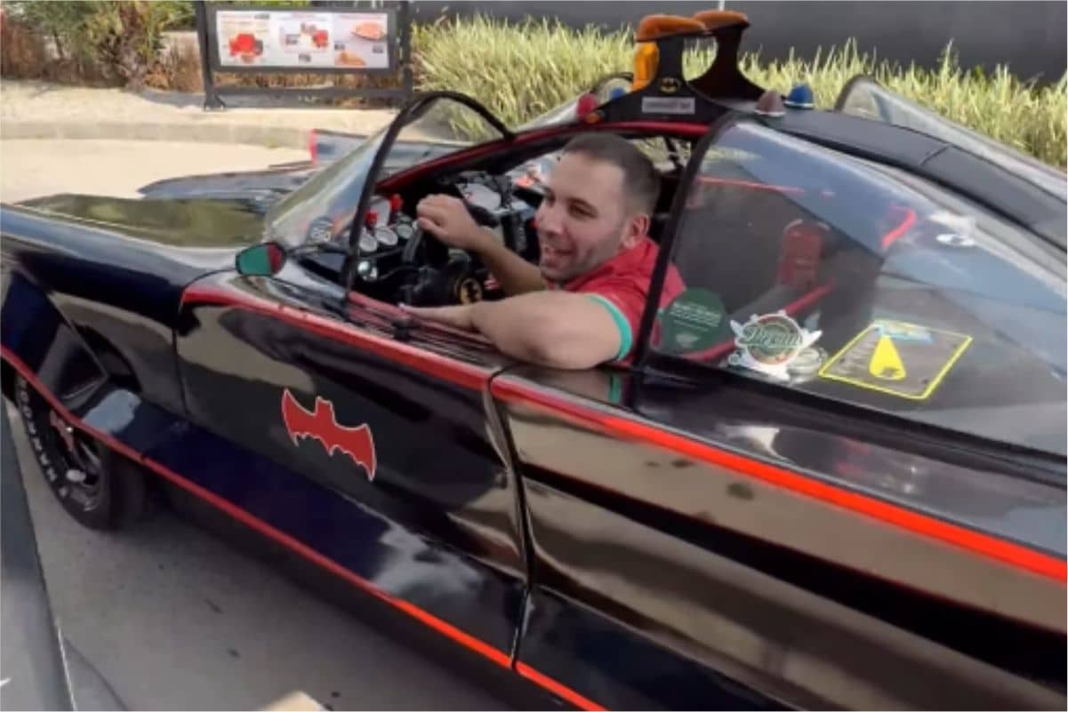 Funcionário De Museu Para São Roque Ao Usar ''Carro Do Batman'' Para Comprar Lanche Em Drive-Thru Do Mcdonald’s