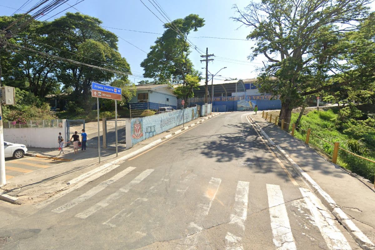 Mãe Relata Que Filha É Obrigada A Ver Aulas Em Corredor De Escola Em Araçariguama