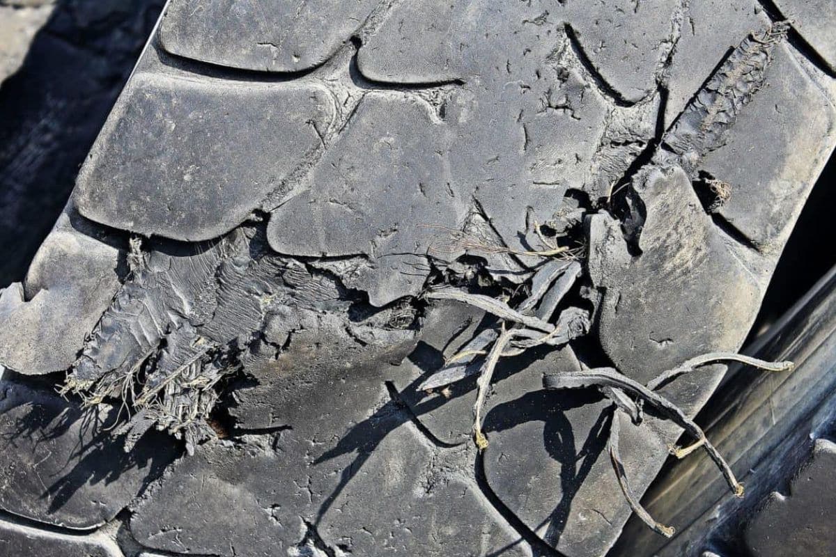 Motociclista E Garupa Sofrem Acidente Após Pneu De Moto Explodir Em São Roque