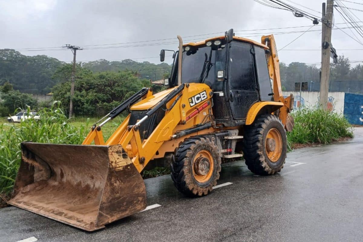 Retro Escavadeira Roubada Em Ibiuna E Encontrada Em Casa De Morador Conhecido Em Mairinque