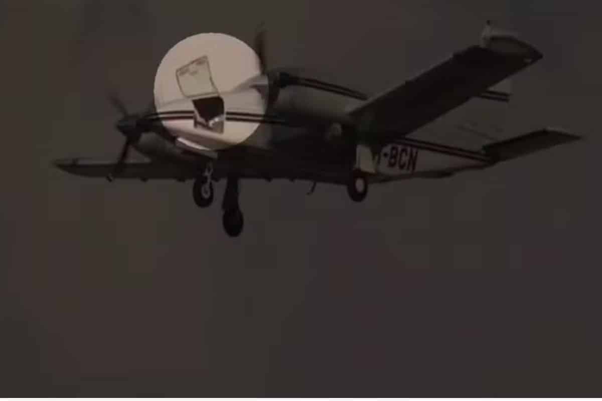 Aviao Decola Do Aeroporto De Sorocaba Com Porta Malas Aberto