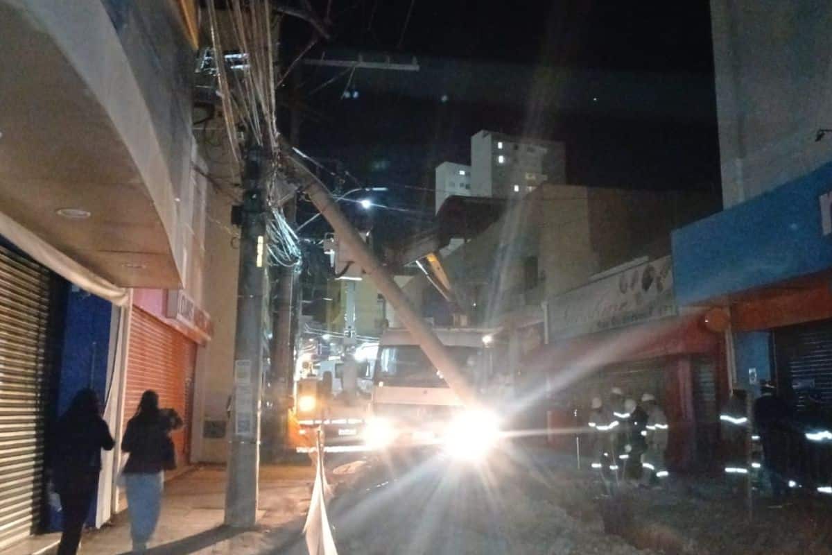 Cpfl Age Rapido Para Reerguer Poste Que Caiu Em Meio Obra Do Calcadao De Sao Roque