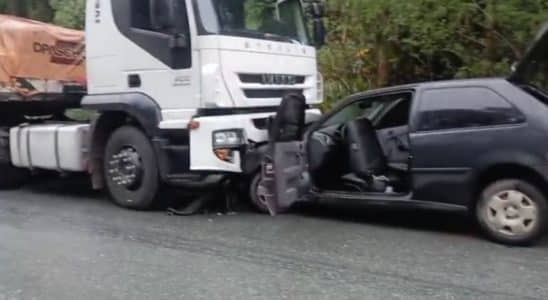 Carro Bate De Frente Com Carreta Na Estrada Do Sertanejo Em Mairinque