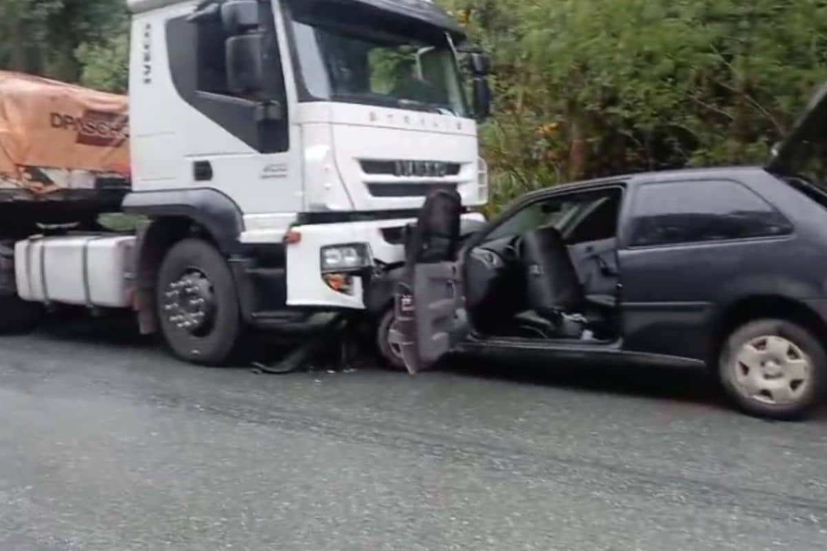 Carro Bate De Frente Com Carreta Na Estrada Do Sertanejo Em Mairinque