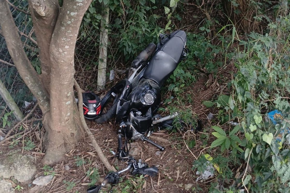 Casal Fica Ferido Ao Bater Moto Em Defensa Metálica Na Raposo Tavares Em São Roque
