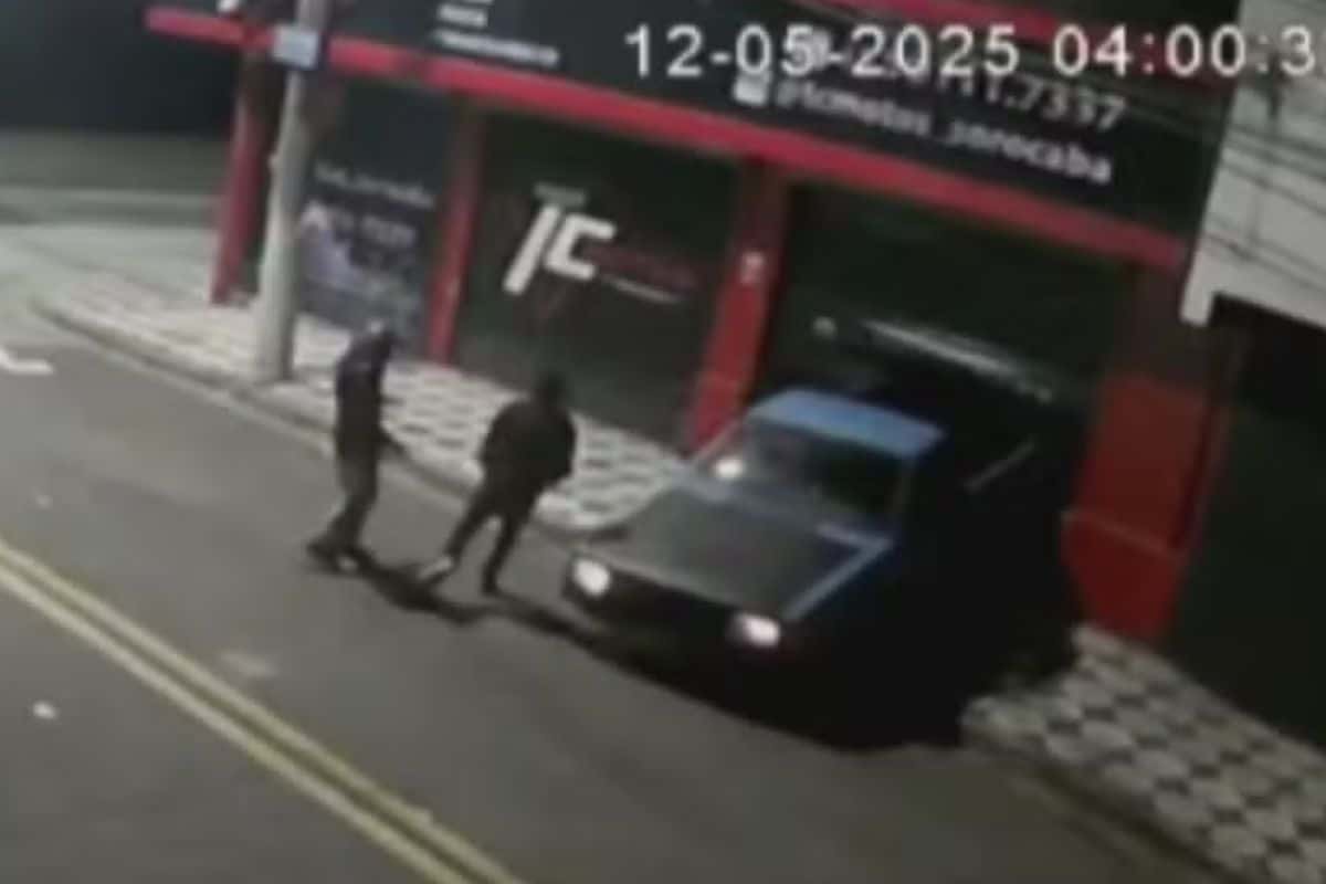 Criminosos Usam Carro Em Marcha Re Para Invadir Loja De Motos Em Sorocaba