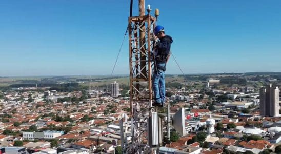 Homem Escala Antena De 92 Metros Para Trocar Lampada Em Pacata Cidade Do Interior De Sp