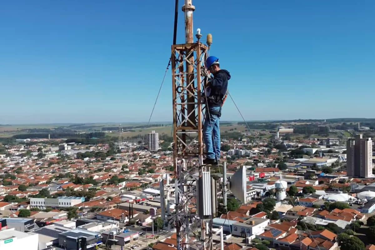 Homem Escala Antena De 92 Metros Para Trocar Lampada Em Pacata Cidade Do Interior De Sp