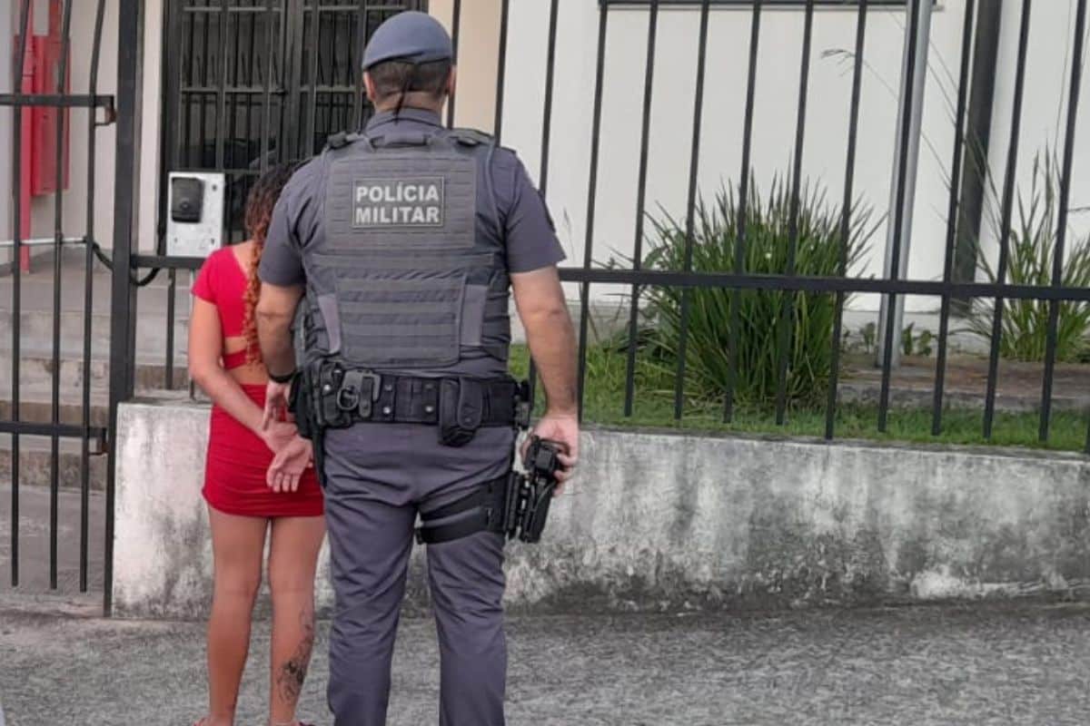 Jovem Conhecida Em Mairinque E Presa Com Sacola De Drogas Na Vila Barreto