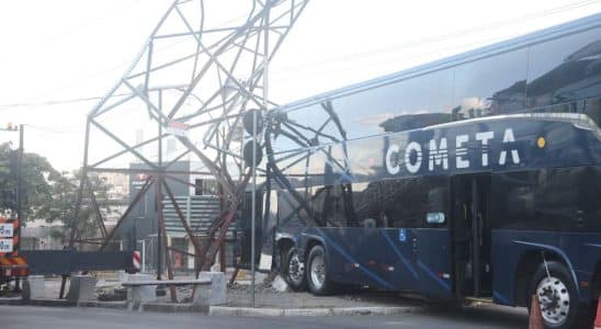 Onibus Da Cometa Bate Em Torre De Energia Contagem E Causa Explosao