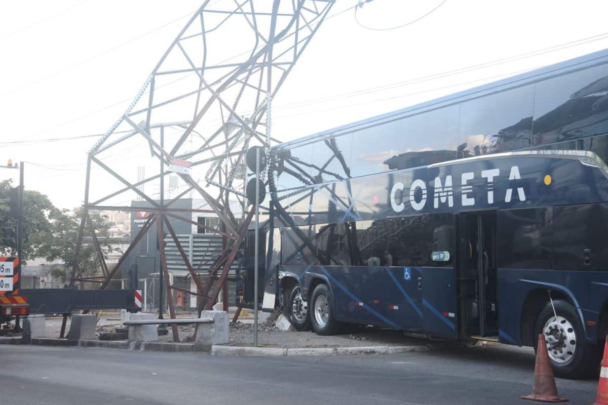 Onibus Da Cometa Bate Em Torre De Energia Contagem E Causa