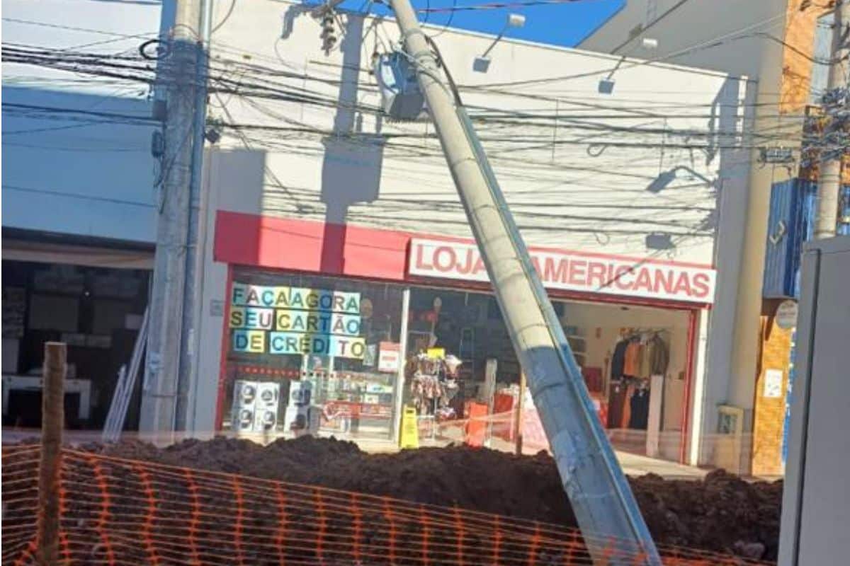 Poste De Energia Desaba Em Area De Obras No Centro De Sao Roque E Deixa Comercios Sem Luz