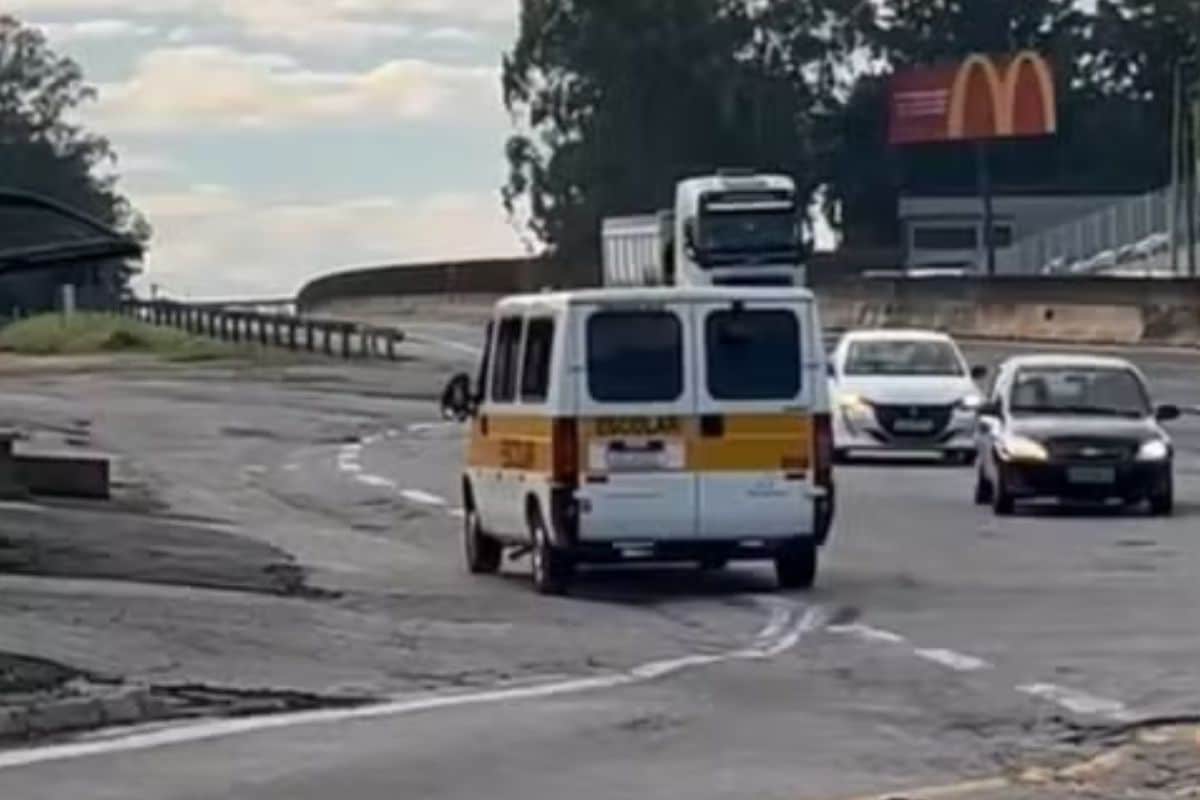 Van Escolar E Filmada Andando Na Contramao Na Raposo Tavares Em Sorocaba