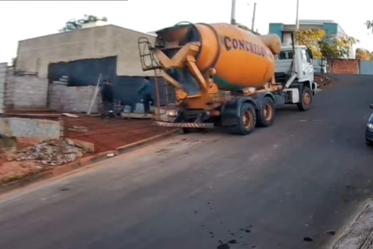 Caminhao Betoneiraprede O Freio Atinge Carros E Tomba