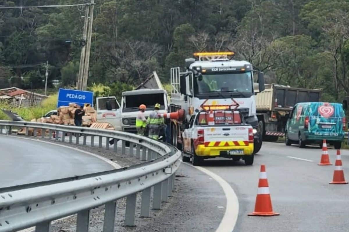 Caminhao Que Tombou Na Raposo Em Aluminio Tinha Carga De 8 Toneladas De Chocolate