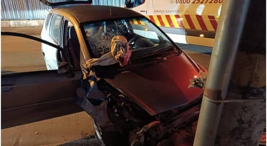 Carro Bate Em Poste E Mobiliza Resgate Em Mairinque