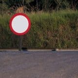 Nova Placa De Transito Com Circulo Vermelho E Fundo Branco Intriga Motoristas