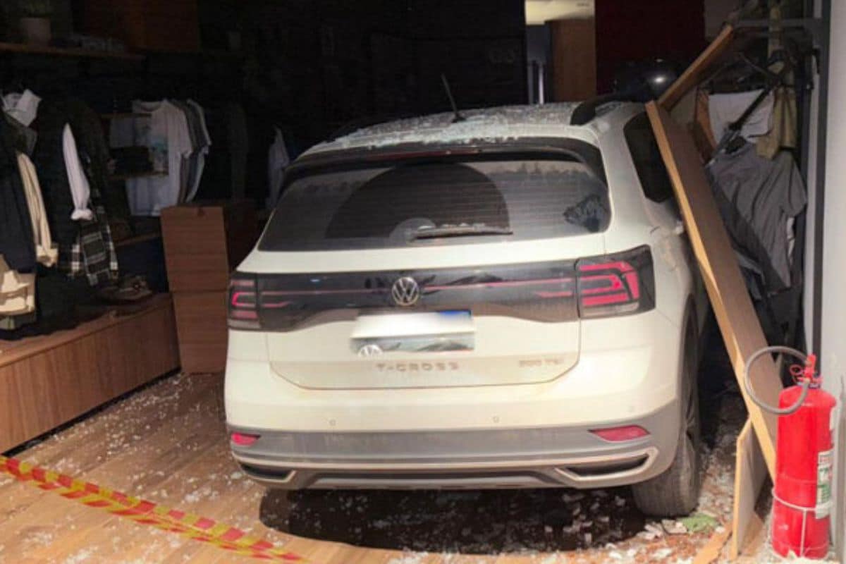 Um Motorista Invade Loja Com O Carro No Bairro Cidade Nova Em Indaiatuba