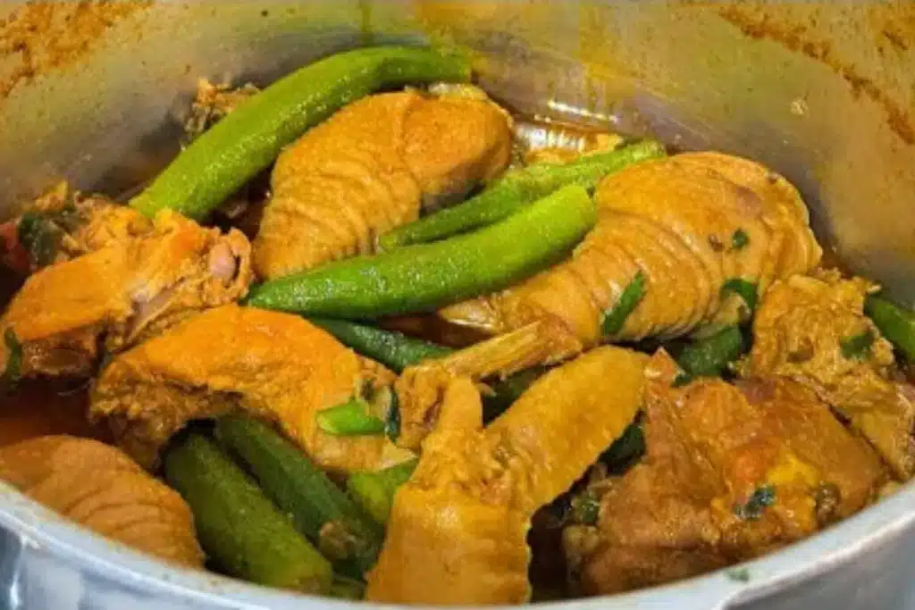 Galinha Caipira Com Quiabo