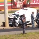 Ambulancia Particular Bate Em Poste Atras Do Burger King Em Sao Roque