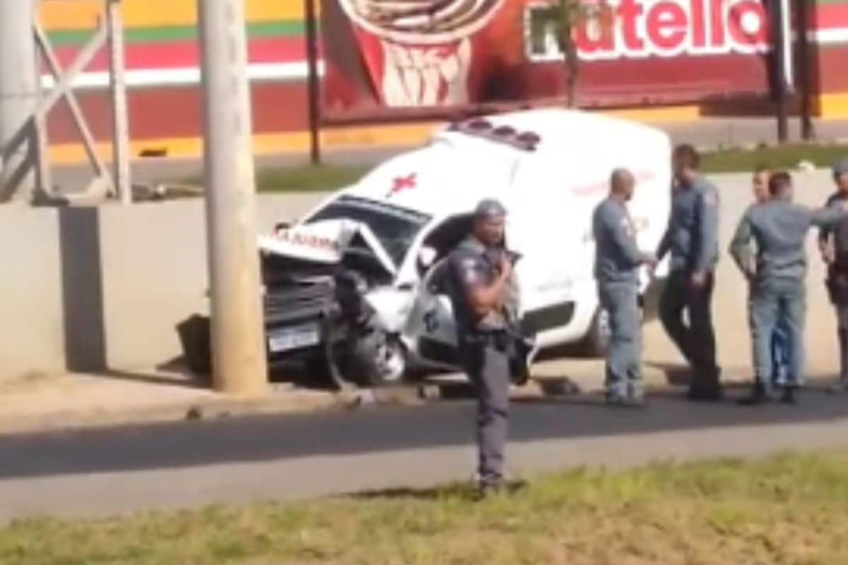 Ambulancia Particular Bate Em Poste Atras Do Burger King Em Sao Roque