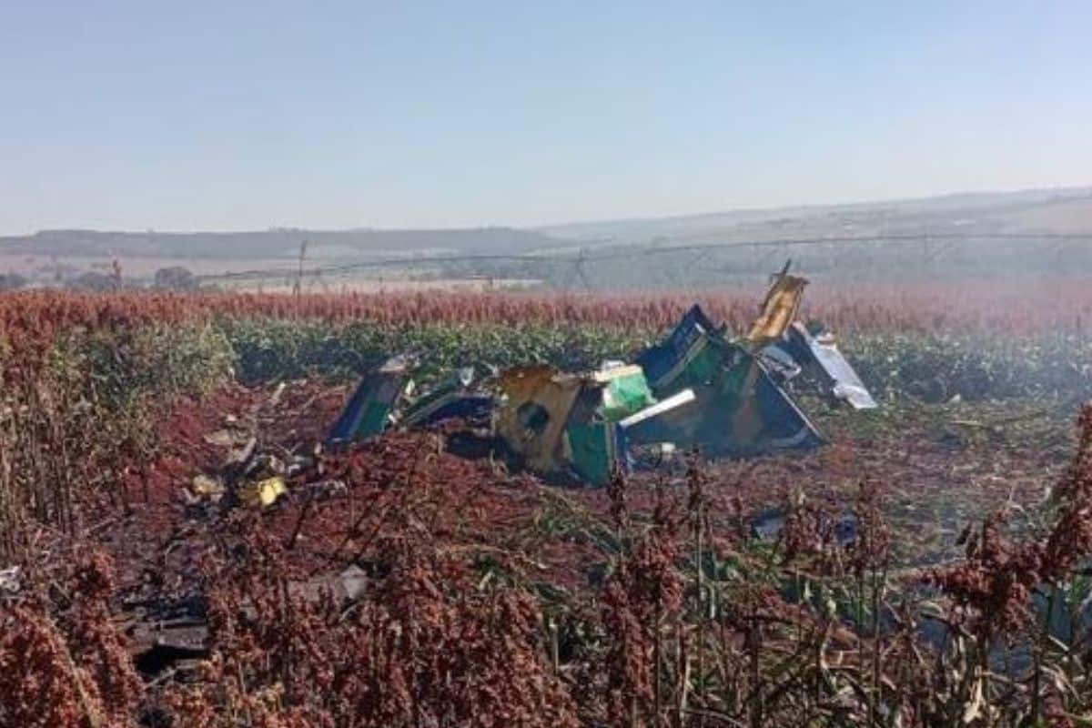 Avião Da Esquadrilha Da Fumaça Cai Após Colisão Durante Treinamento Em Sp