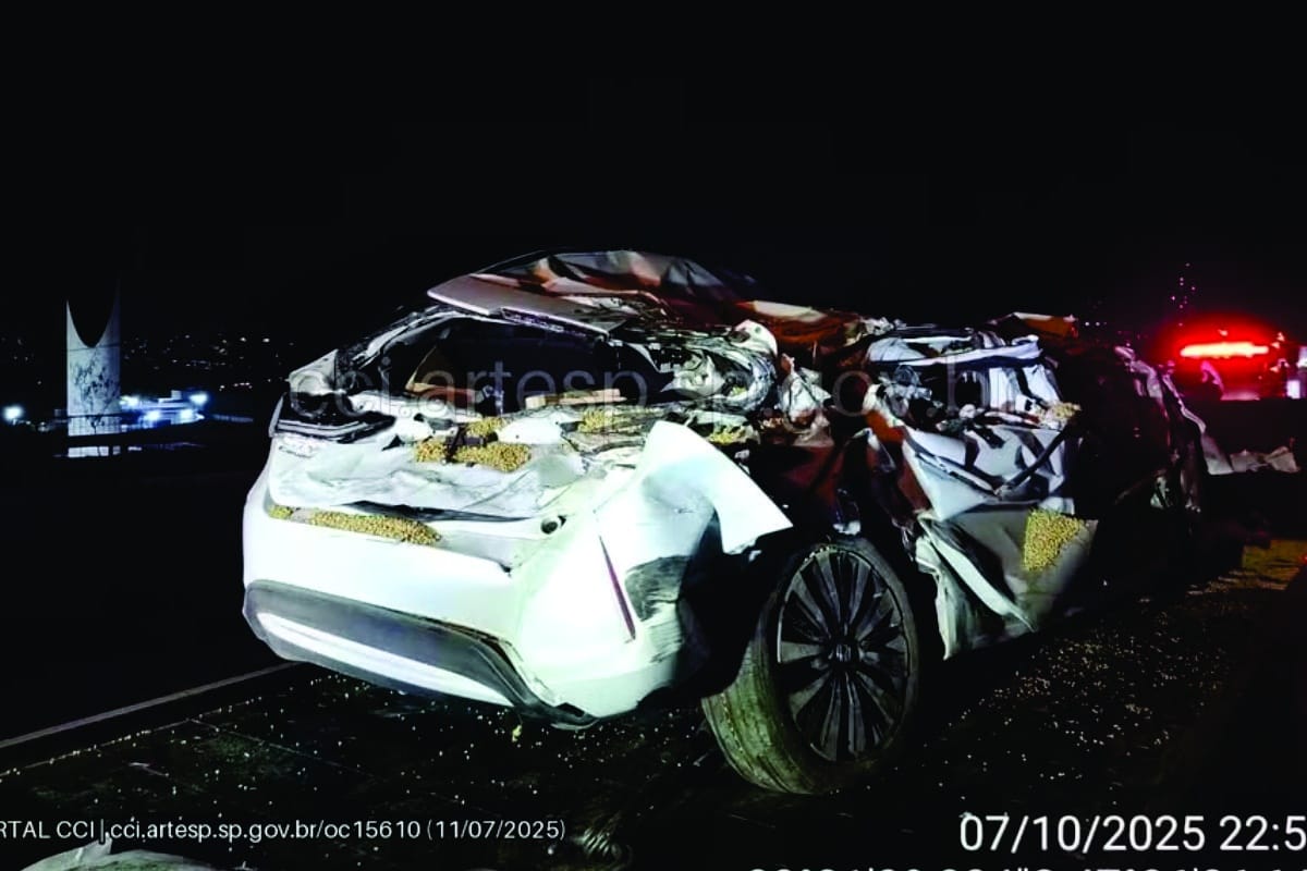 Carreta Com 40 Toneladas De Soja Tomba E Esmaga Carros Na Raposo Tavares Em Sorocaba