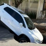 Carro Suv E Engolido Por Grande Buraco Em Popular Rua De Bauru