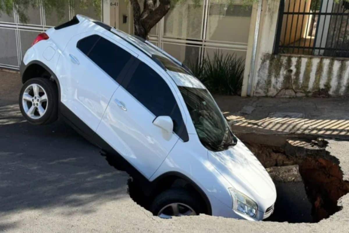 Carro Suv E Engolido Por Grande Buraco Em Popular Rua De Bauru