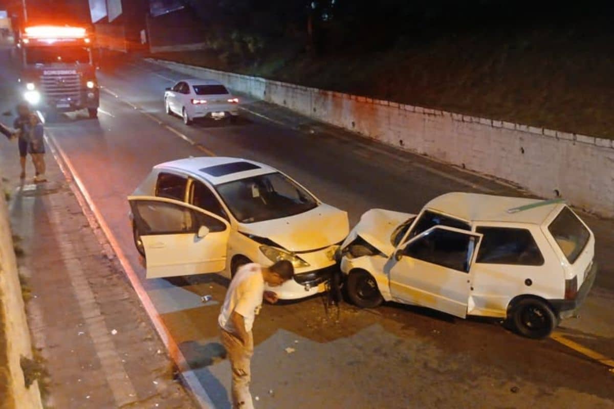 Carros Batem De Frente Em Pontilhão Em Mairinque