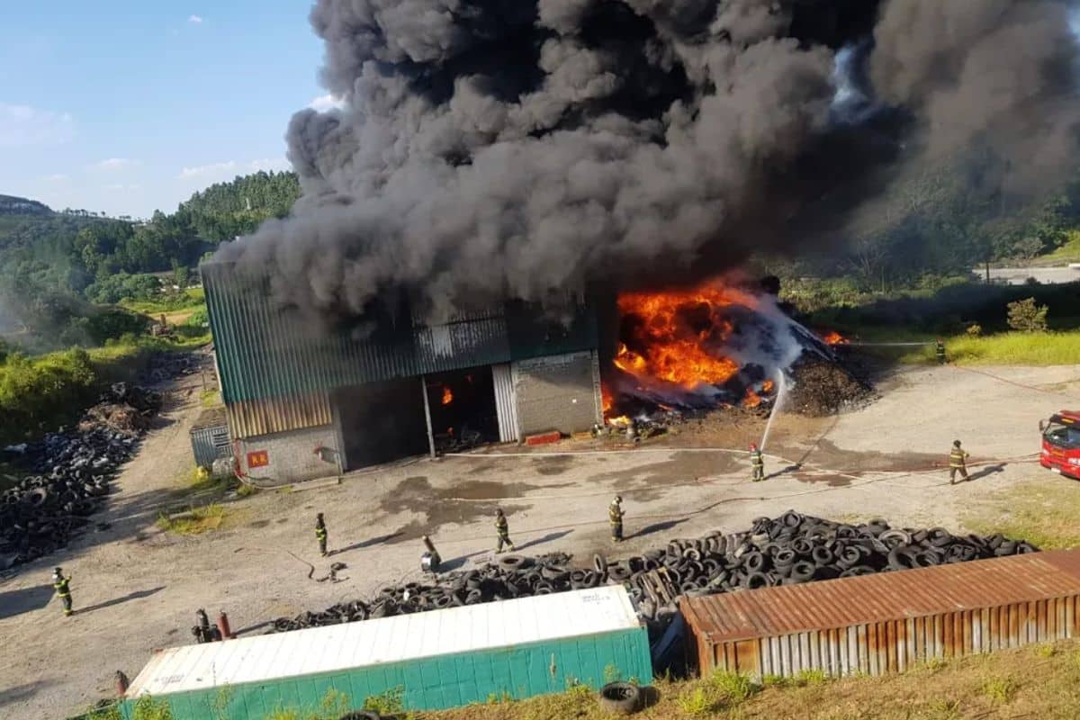 Cetesb Diz Que Fabrica Que Pegou Fogo Em Mairinque Estava Sem Licenca Ha 6 Anos