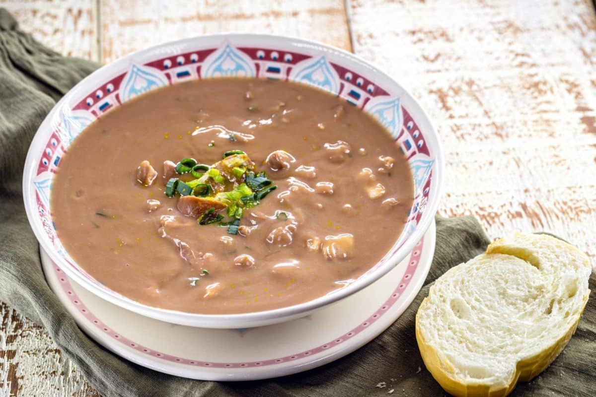 Creme De Feijao Branco Com Orelha De Porco — Um Prato Pra Surpreender