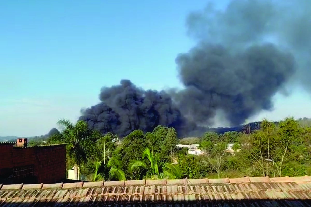 Incendio Em Fabrica Em Mairinque Gera Grande Cortina De Fumaca