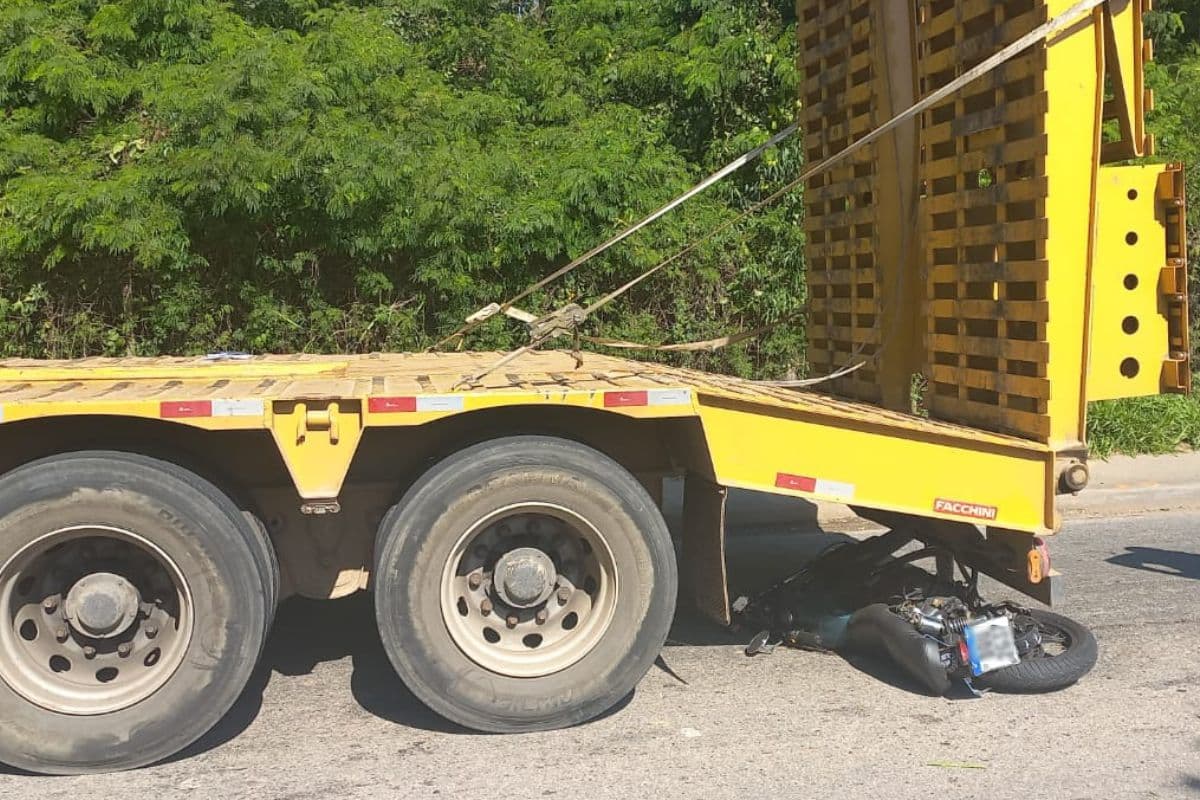 Jovem E Socorrido Em Sao Roque Ao Ter Moto Parcialmente Esmagada Por Carreta