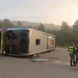 Onibus Da Viacao Garcia Com 30 Passageiros Tomba Na Raposo Tavares Em Itapetininga