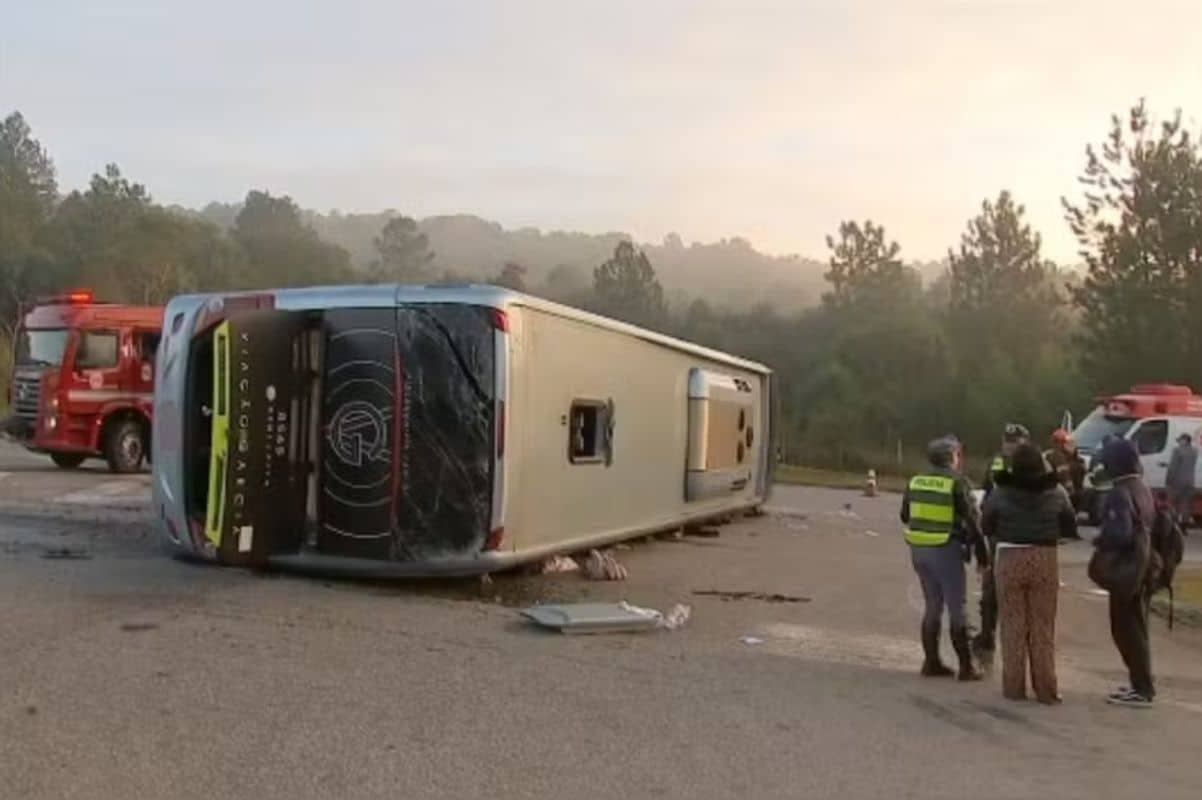 Onibus Da Viacao Garcia Com 30 Passageiros Tomba Na Raposo Tavares Em Itapetininga