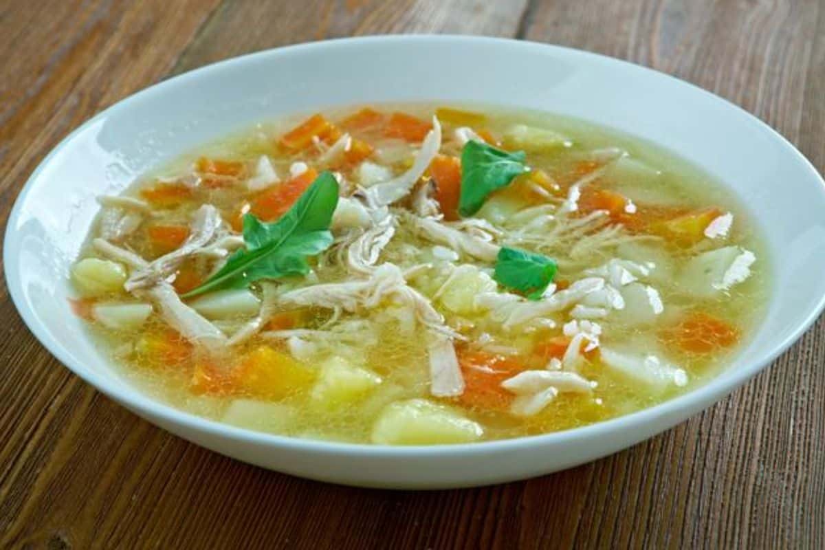 Sopa De Arroz Com Legumes E Frango