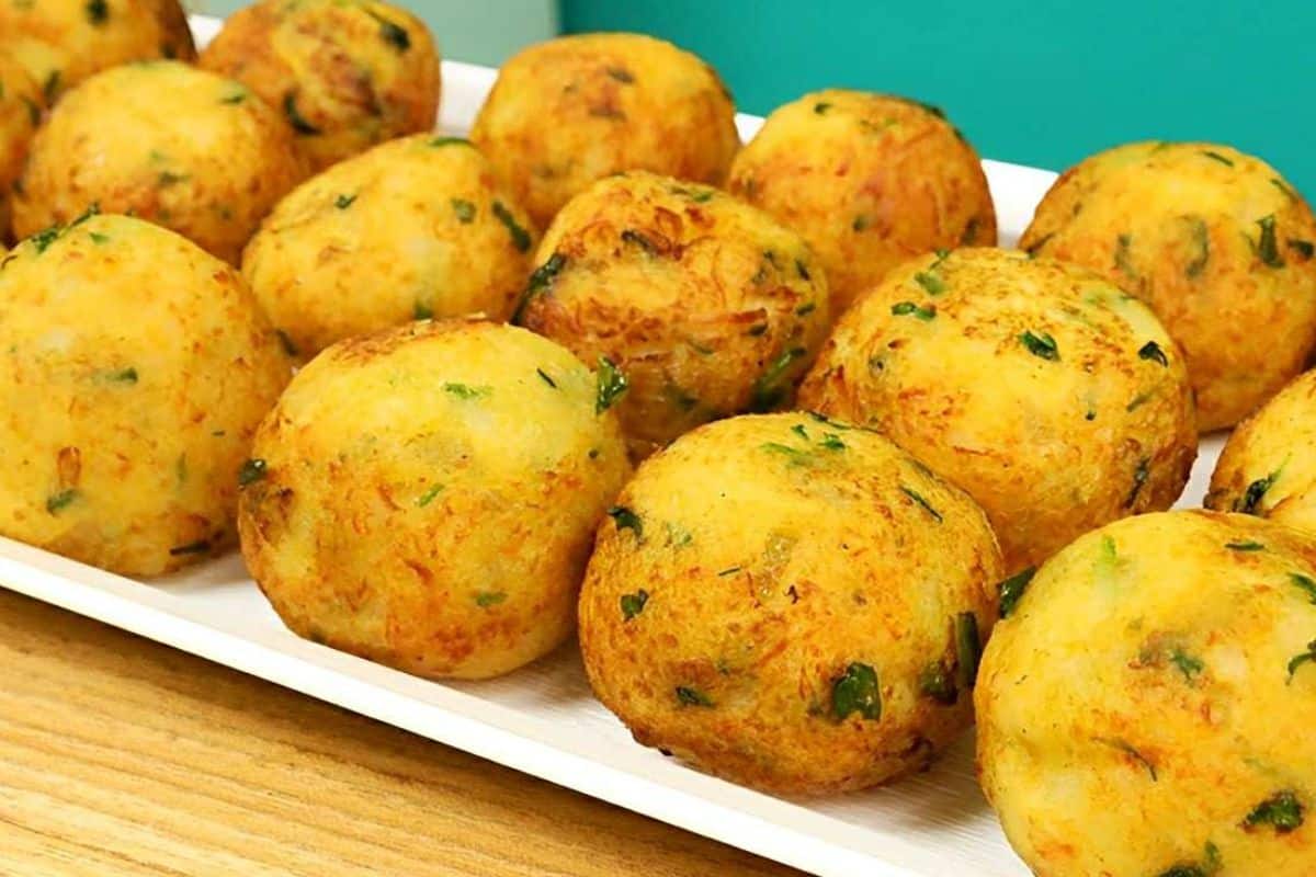 Almôndegas De Batata Que Pode Ser Frita Ou Servida Co Molho