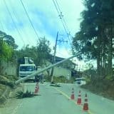 Caminhonete S10 Em Alta Velocidade Bate Em Poste Da Cpfl Em Mairinque