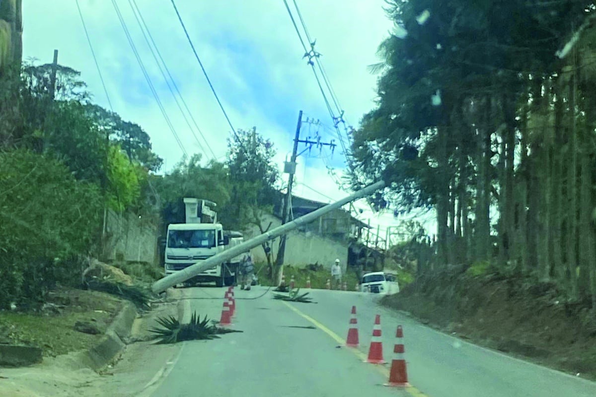 Caminhonete S10 Em Alta Velocidade Bate Em Poste Da Cpfl Em Mairinque