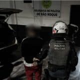 Homem E Pego No Pulo Pela Policia Em Sao Roque Comprando Celular Roubado