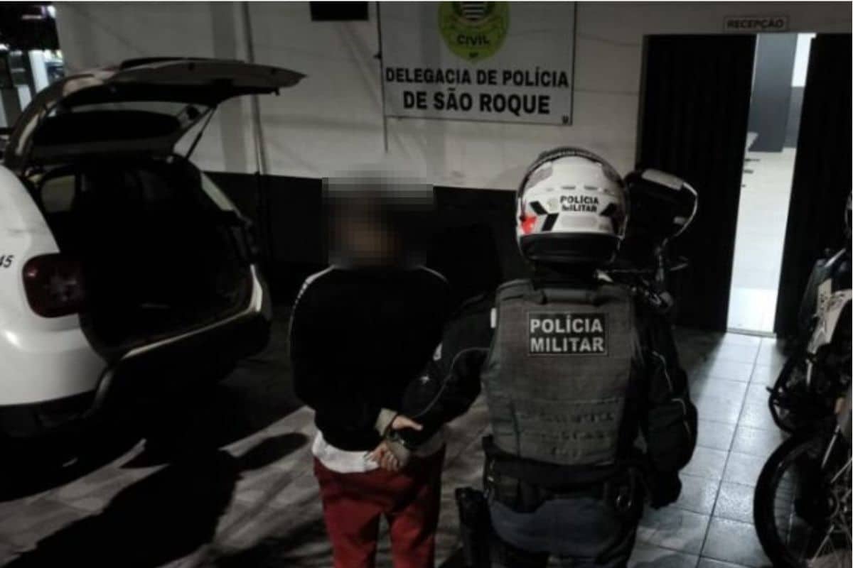 Homem E Pego No Pulo Pela Policia Em Sao Roque Comprando Celular Roubado