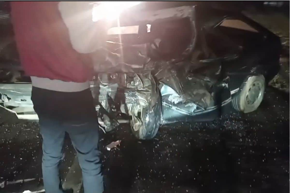 Homem E Socorrido Em Estado Grave Ao Bater Carro De Frente Com Caminhao Na Sp 079