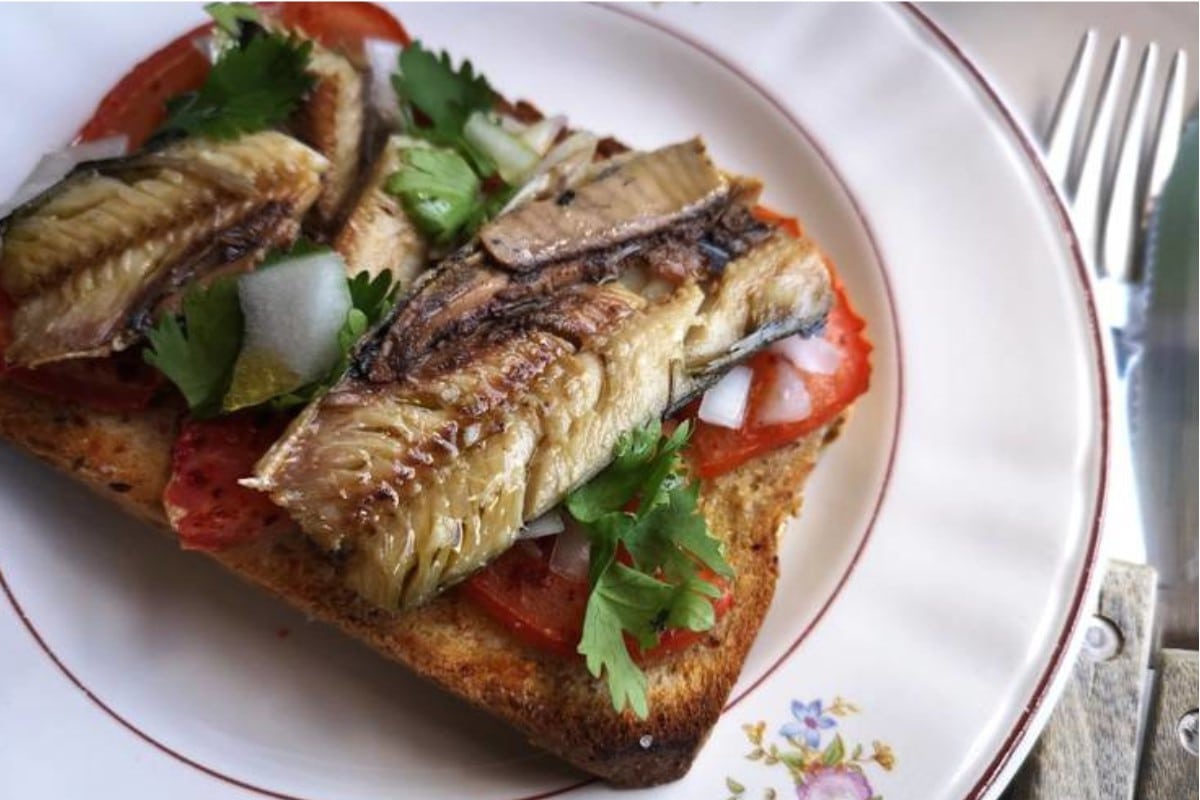 Lanche De Sardinha Com Cream Cheese E Queijo