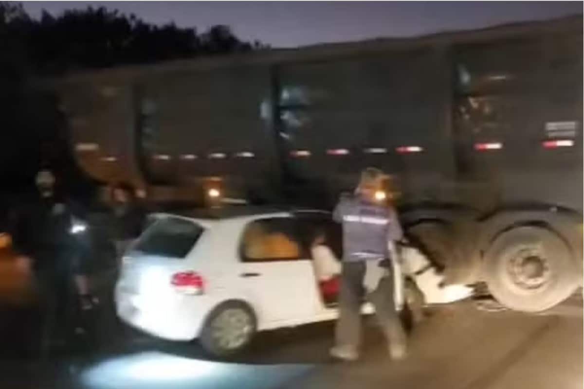 Por Muito Pouco, Carro Não Entra Embaixo De Carreta Em Acidente Na Sp-79, Em Piedade