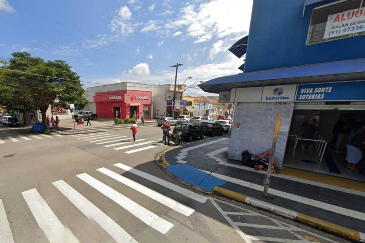 Briga Entre Homens Com Bastão De Madeira No Centro De Mairinque Chama Atenção