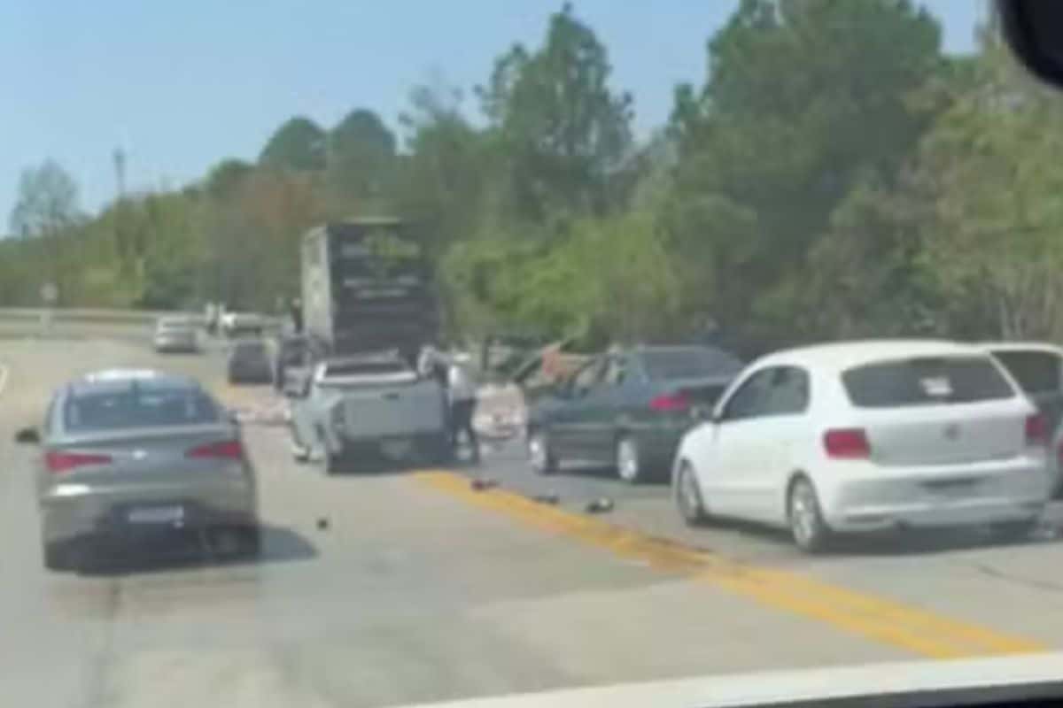 Caminhão Com Bebidas Tomba Na Raposo Tavares E Carga É Saqueada Por Motoristas